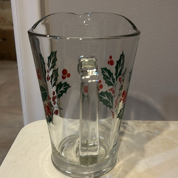 Vintage very heavy Christmas holly berries glass pitcher - Picture 3 of 5